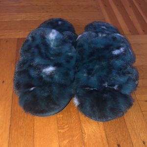 Brand new! Faux fur crisscross plush slippers in green cheetah. Fits size 7-8